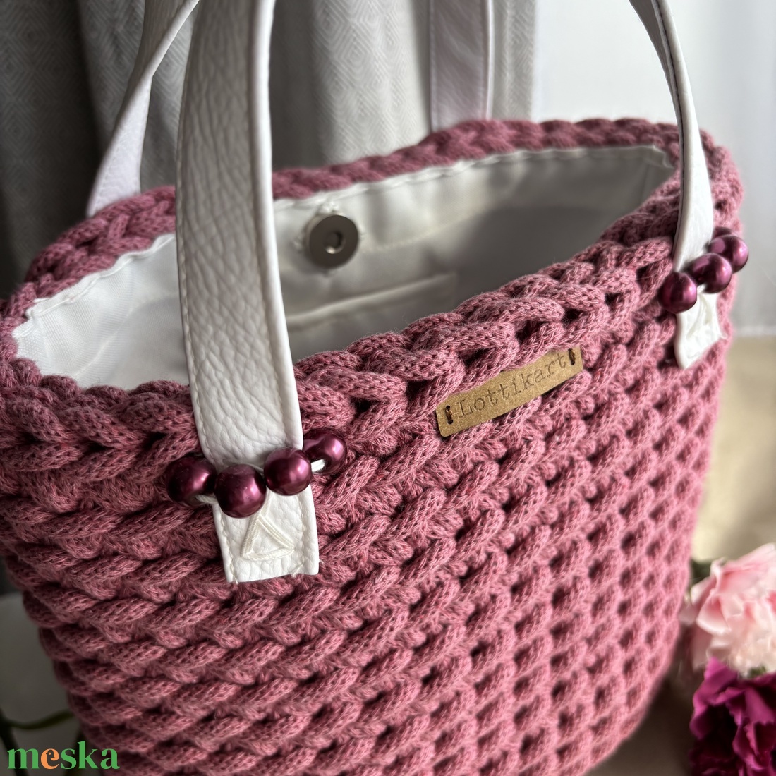 Blossom Lia Mini horgolt táska, horgolt oldaltáska, kézitáska béléssel, belső zsebbel, rózsaszín fehér - táska & tok - kézitáska & válltáska - válltáska - Meska.hu