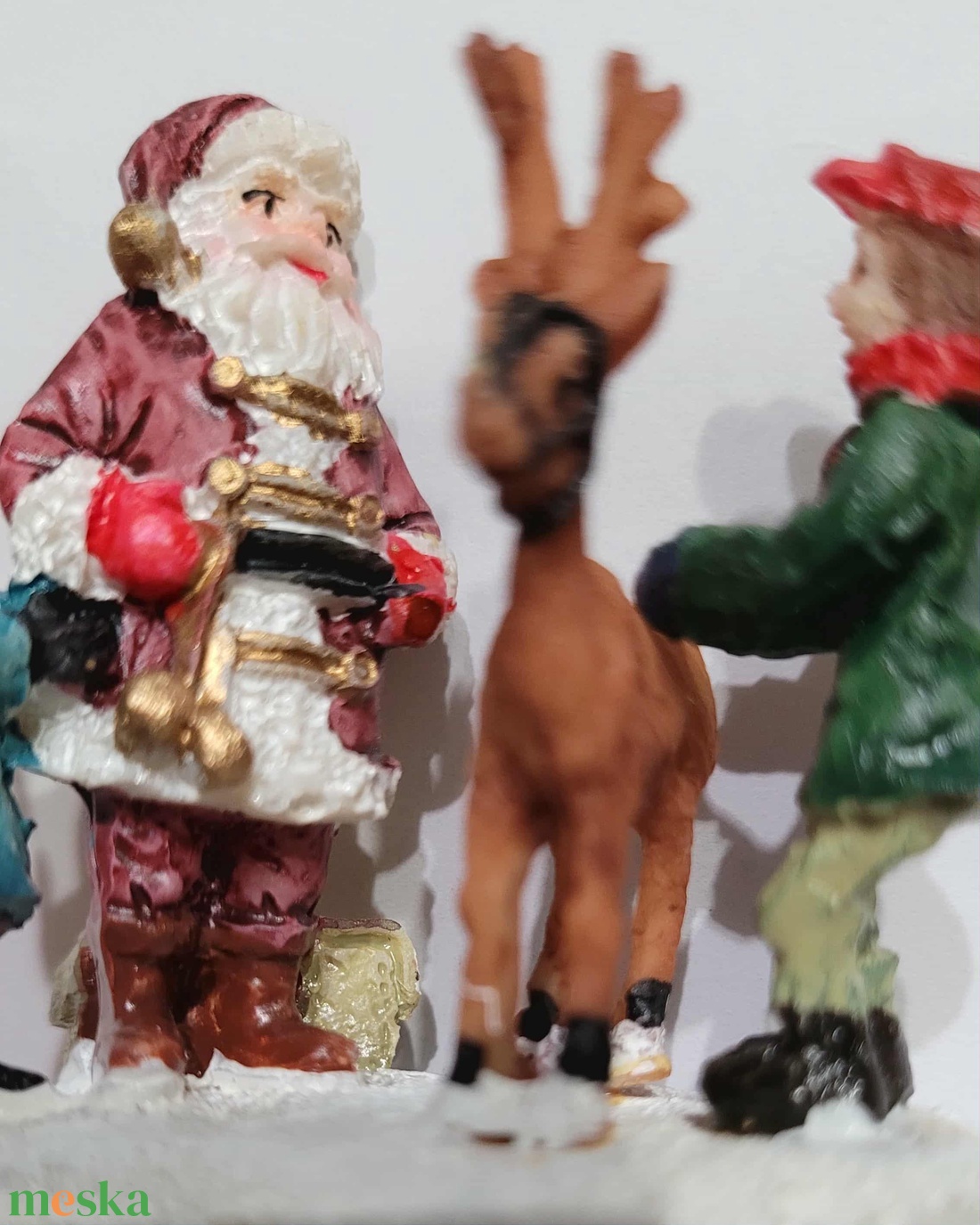 Mikulás, rénszarvas és gyermekek figura - karácsonyi falu kiegészítő - karácsony - karácsonyi lakásdekoráció - karácsonyi falu, házikó - Meska.hu
