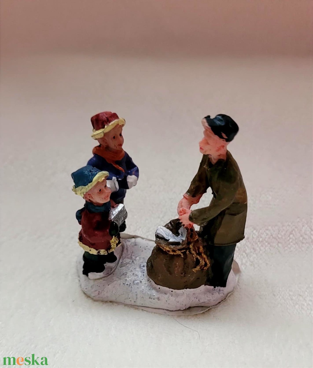Postás figura gyerekekkel - karácsonyi faluba  - karácsony - karácsonyi lakásdekoráció - karácsonyi falu, házikó - Meska.hu