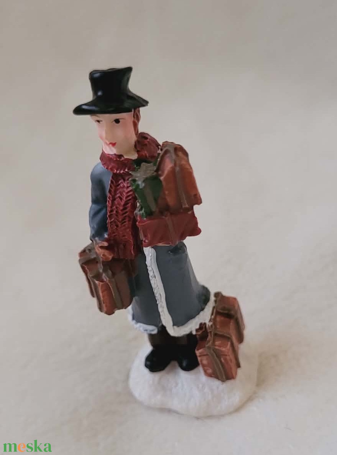 Karácsonyi figura - Elegáns férfi ajándékokkal, 6 cm - Téli dekoráció - karácsony - karácsonyi lakásdekoráció - karácsonyi falu, házikó - Meska.hu