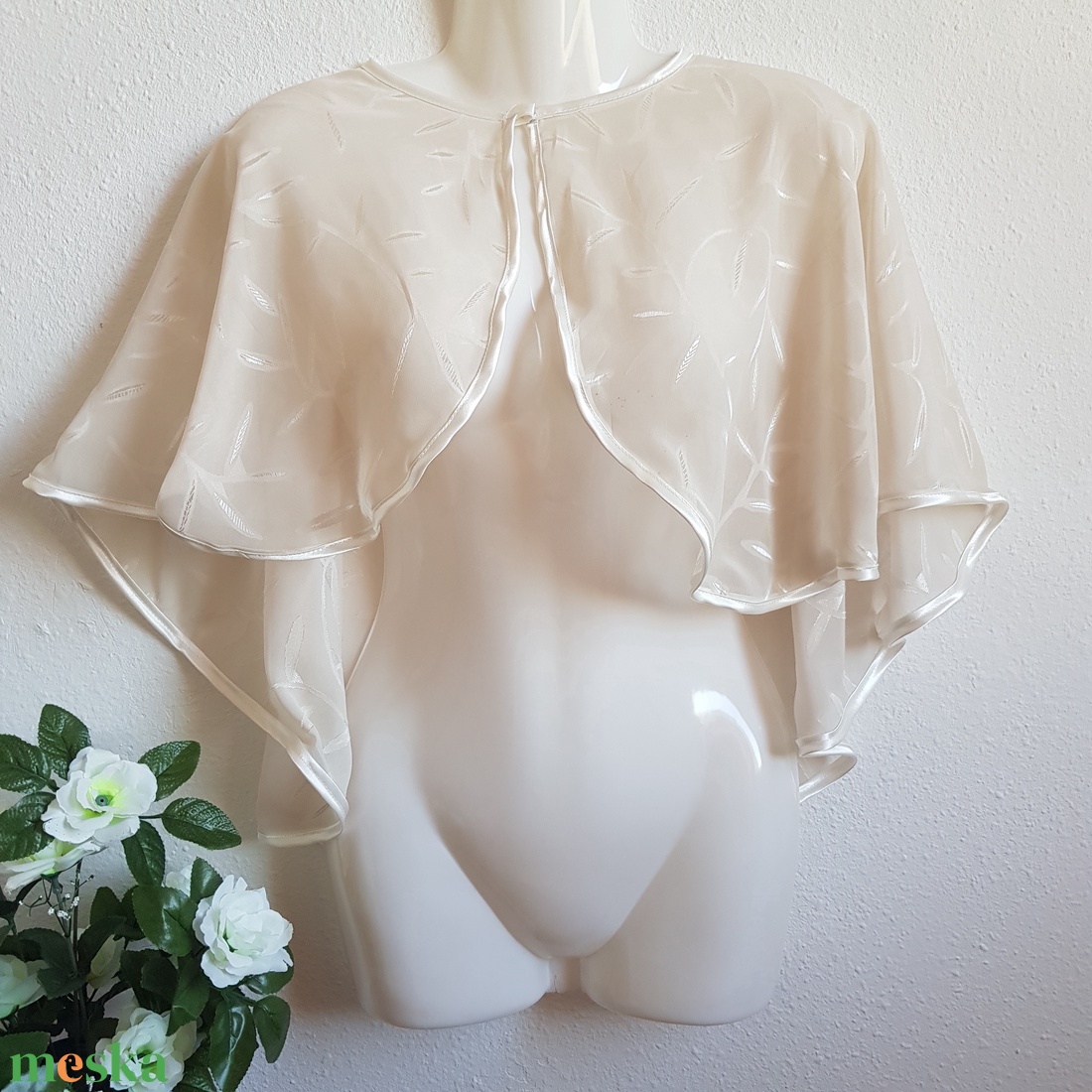 Szatén szegélyes, ekrü színű, hímzett muszlin pelerin, rövid palást - esküvő - kiegészítők - bolero és válltakaró - Meska.hu Szatén szegélyes, ekrü színű, hímzett muszlin pelerin, rövid palást - esküvő - kiegészítők - bolero és válltakaró - Meska.hu