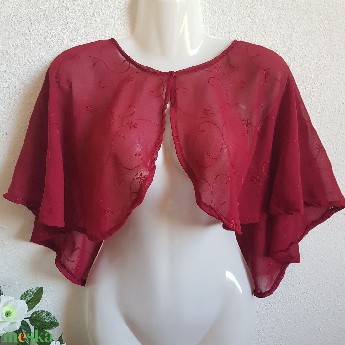 Borvörös színű, hímzett muszlin pelerin, rövid palást - esküvő - kiegészítők - bolero és válltakaró - Meska.hu Borvörös színű, hímzett muszlin pelerin, rövid palást - esküvő - kiegészítők - bolero és válltakaró - Meska.hu