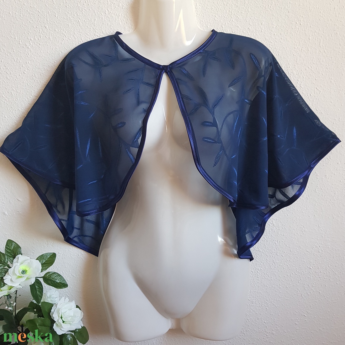 ESKÜVŐ BOL70 - Elegáns, navy kék színű hímzett muszlin pelerin, boleró, rövid palást akciós termékkép 1