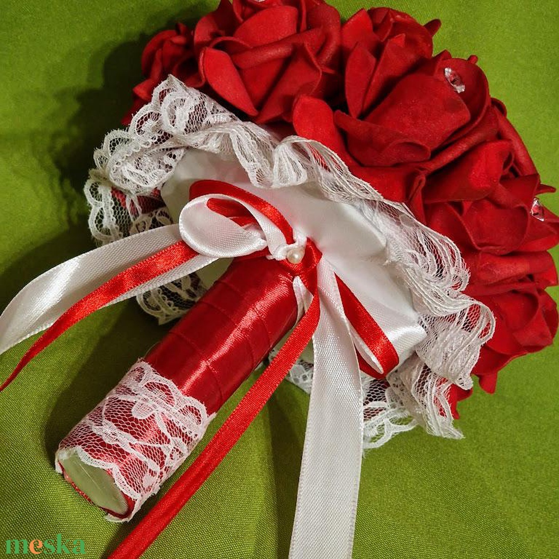 ESKÜVŐ MCS30 - kb.18x20cm-es Menyasszonyi csokor piros habrózsákból akciós termékkép 1