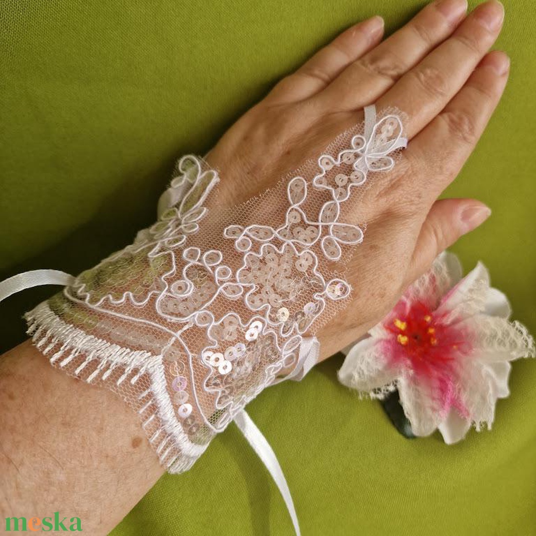 ESKÜVŐ KTY40 - 16cm-es ujjra akasztható fehér flitteres csipke kesztyű - esküvő - kiegészítők - menyasszonyi kesztyűk - Meska.hu ESKÜVŐ KTY40 - 16cm-es ujjra akasztható fehér flitteres csipke kesztyű - esküvő - kiegészítők - menyasszonyi kesztyűk - Meska.hu
