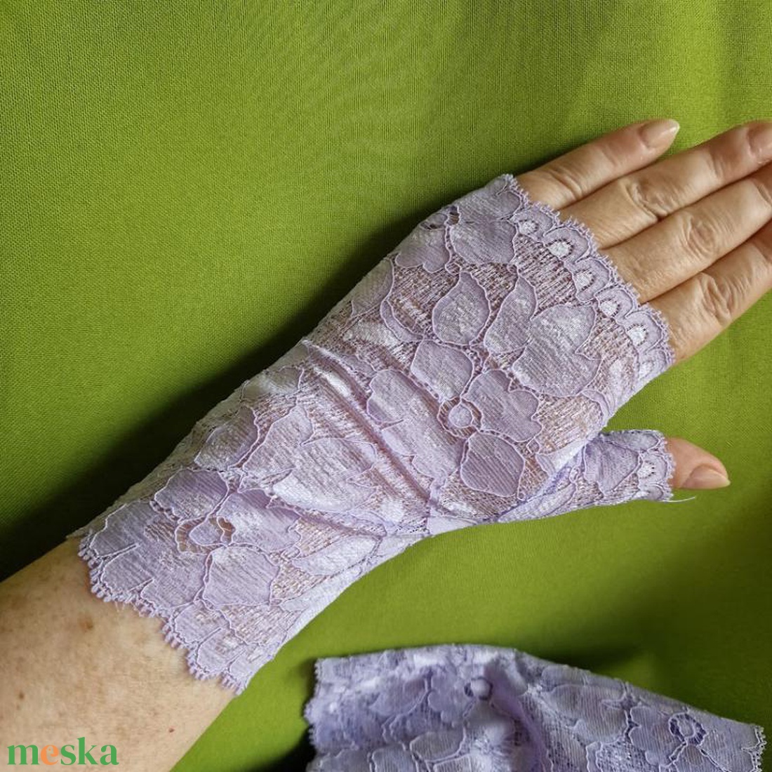 ESKÜVŐ KTY82 - 16cm-es egy ujjas levendulalila csipke kesztyű - esküvő - kiegészítők - menyasszonyi kesztyűk - Meska.hu ESKÜVŐ KTY82 - 16cm-es egy ujjas levendulalila csipke kesztyű - esküvő - kiegészítők - menyasszonyi kesztyűk - Meska.hu