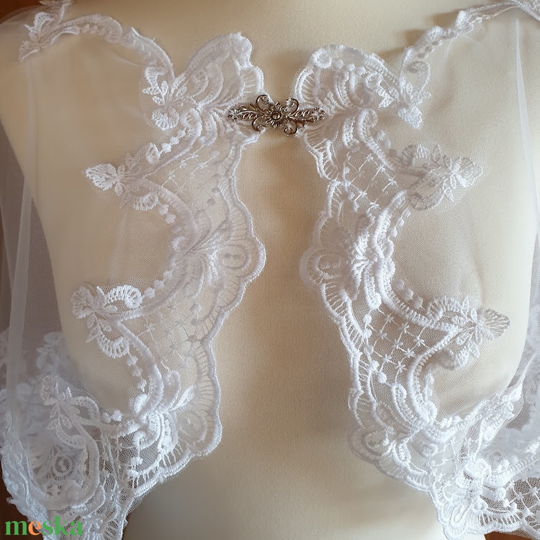ESKÜVŐ BOL08 - Elegáns 95mm-es csipkés szélű hófehér színű boleró, pelerin - esküvő - kiegészítők - bolero és válltakaró - Meska.hu ESKÜVŐ BOL08 - Elegáns 95mm-es csipkés szélű hófehér színű boleró, pelerin - esküvő - kiegészítők - bolero és válltakaró - Meska.hu