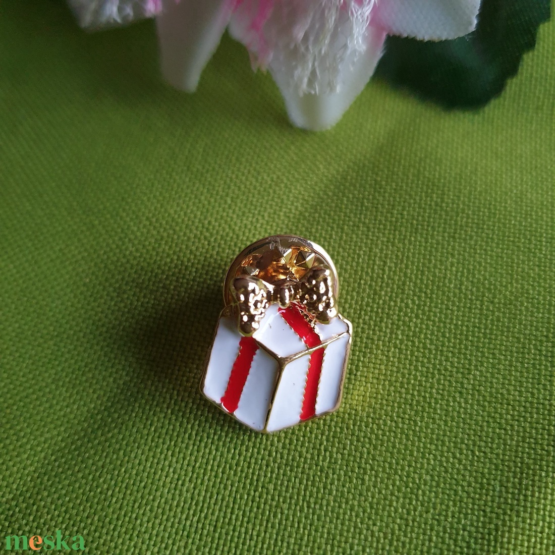 Kitűző, bross BRO122 - Tűzzománcos Ajándék doboz 15x17mm - ékszer - kitűző és bross - kitűző - Meska.hu Kitűző, bross BRO122 - Tűzzománcos Ajándék doboz 15x17mm - ékszer - kitűző és bross - kitűző - Meska.hu