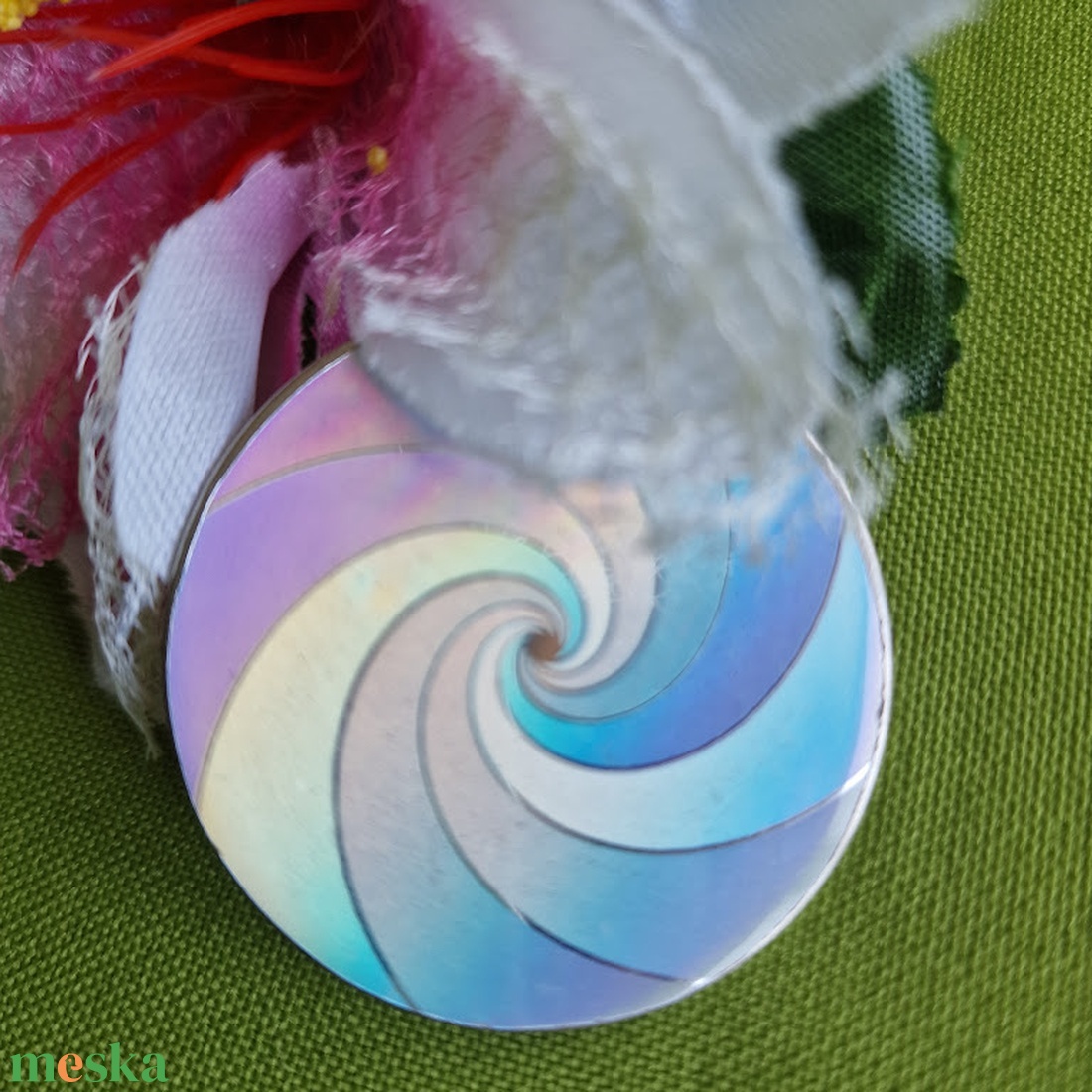 Kitűző, bross BRO232 - Szivárványban játszó 40mm-es - ékszer - kitűző és bross - kitűző - Meska.hu Kitűző, bross BRO232 - Szivárványban játszó 40mm-es - ékszer - kitűző és bross - kitűző - Meska.hu