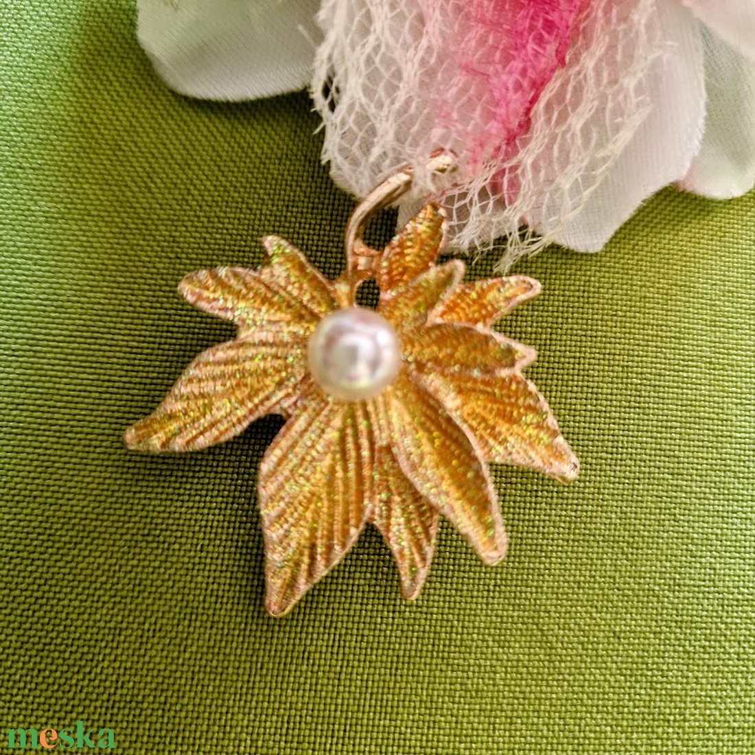 Kitűző, bross BRO240 - Csillogós arany színű gyöngyös juhar levél 40x45mm - ékszer - kitűző és bross - kitűző - Meska.hu Kitűző, bross BRO240 - Csillogós arany színű gyöngyös juhar levél 40x45mm - ékszer - kitűző és bross - kitűző - Meska.hu