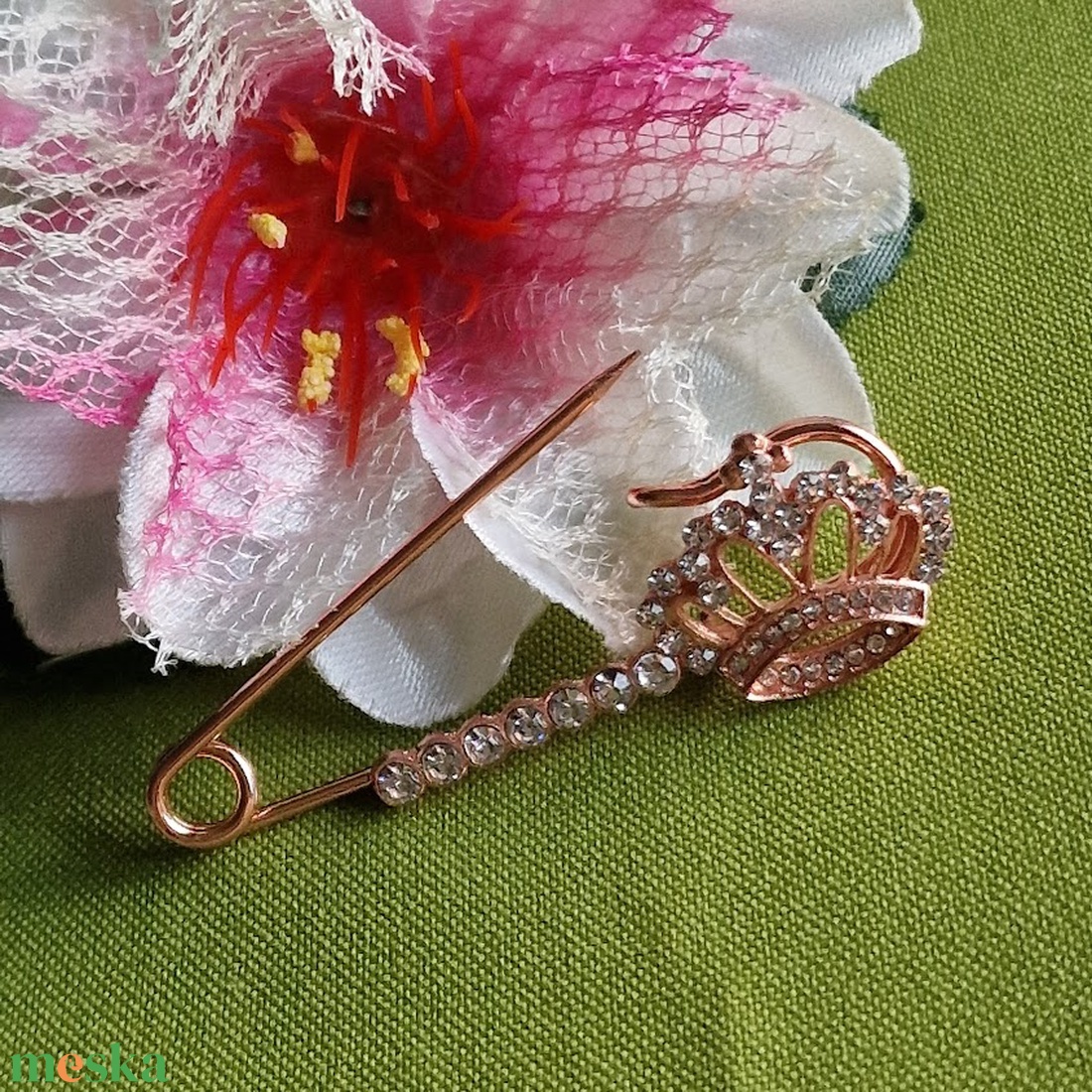 Kitűző, bross BRO246 - Strasszköves korona biztosítótű 23x65mm - ékszer - kitűző és bross - kitűző - Meska.hu Kitűző, bross BRO246 - Strasszköves korona biztosítótű 23x65mm - ékszer - kitűző és bross - kitűző - Meska.hu