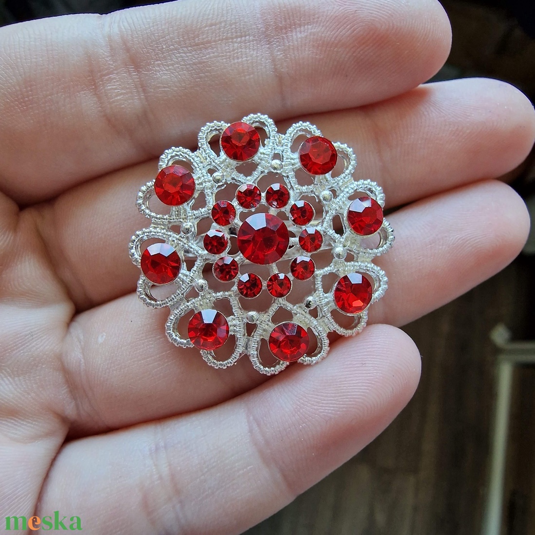 Kitűző, bross BRO25 - strasszos szívecskék 30mm - piros köves - ékszer - kitűző és bross - kitűző - Meska.hu Kitűző, bross BRO25 - strasszos szívecskék 30mm - piros köves - ékszer - kitűző és bross - kitűző - Meska.hu