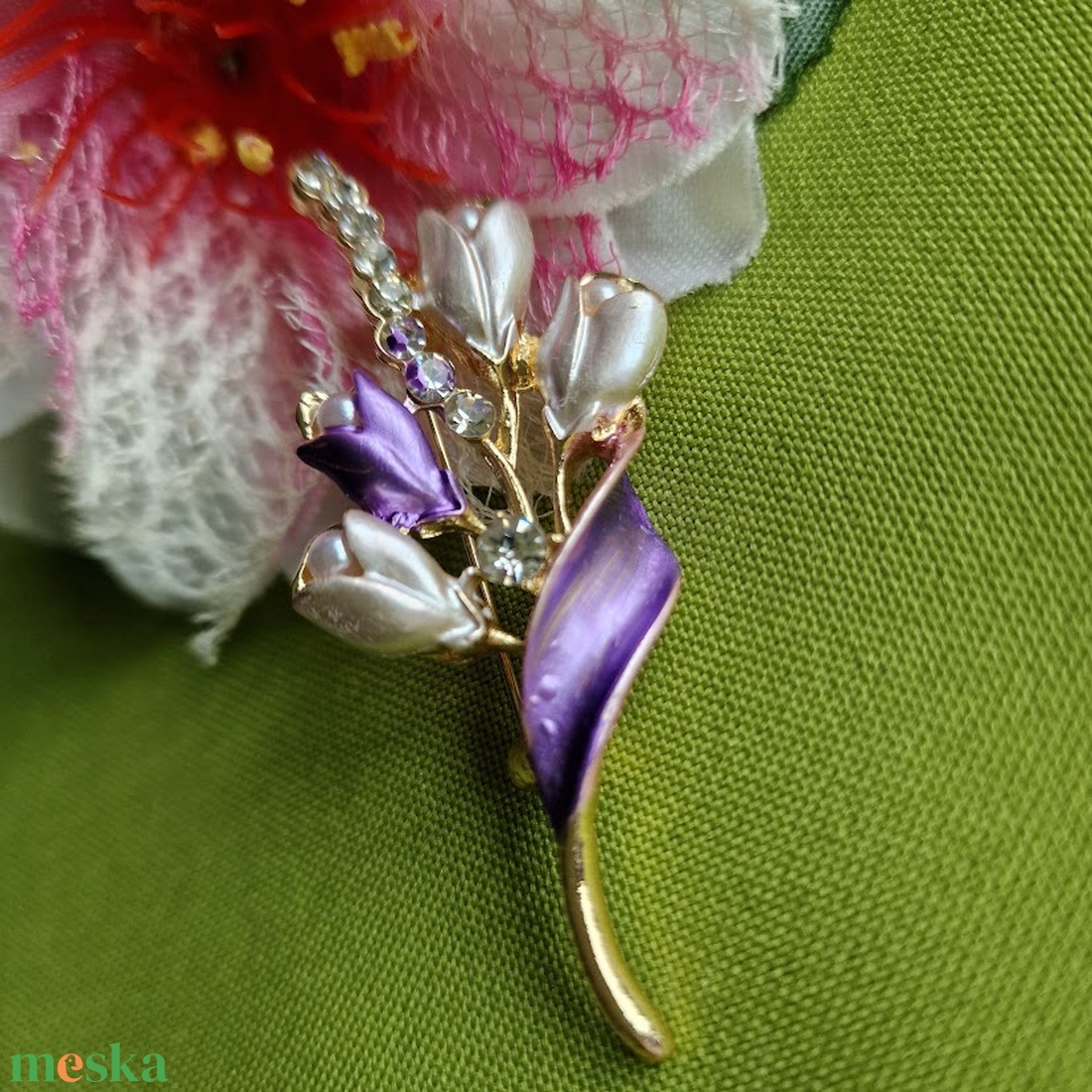 Kitűző, bross BRO270 - Kristályköves, gyöngyös, levendulalila virágok 30x60mm - ékszer - kitűző és bross - kitűző - Meska.hu Kitűző, bross BRO270 - Kristályköves, gyöngyös, levendulalila virágok 30x60mm - ékszer - kitűző és bross - kitűző - Meska.hu
