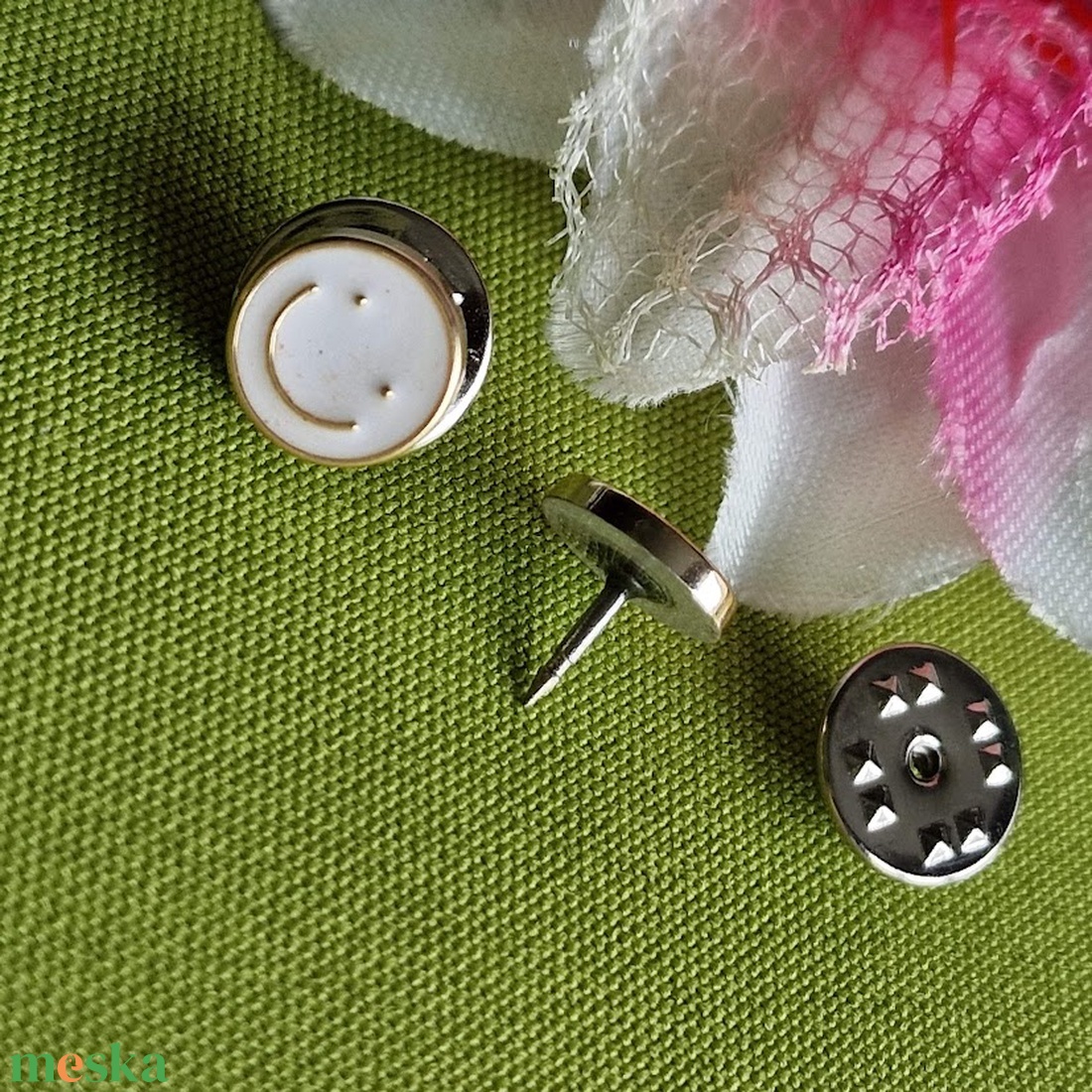 Kitűző, bross BRO284 - Tűzzománcos fehér smillie gomb 13x13mm - ékszer - kitűző és bross - kitűző - Meska.hu Kitűző, bross BRO284 - Tűzzománcos fehér smillie gomb 13x13mm - ékszer - kitűző és bross - kitűző - Meska.hu