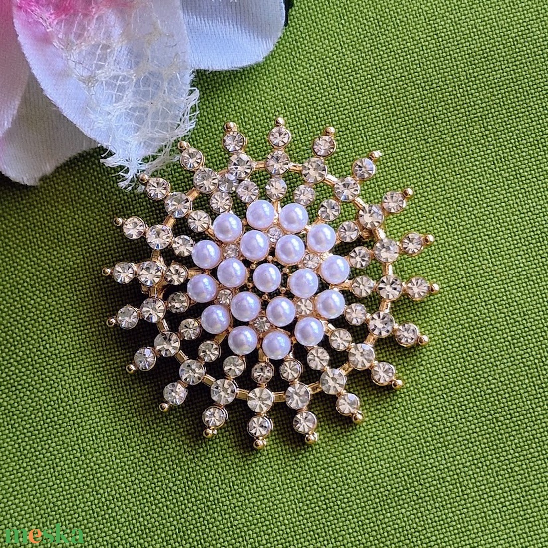 Kitűző, bross BRO288 - 46mm-es  gyöngyös, strasszos virágfej akciós termékkép 1