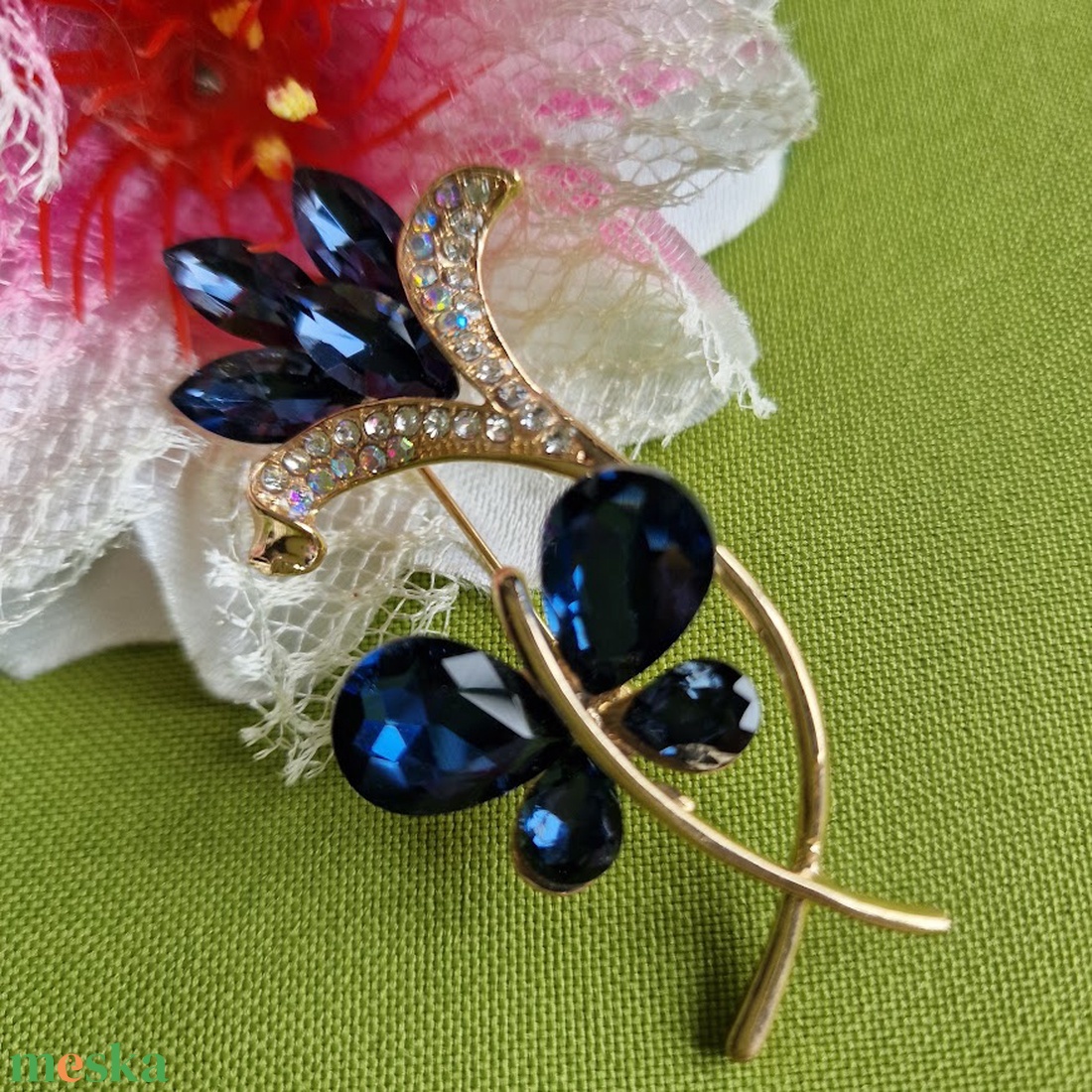 Kitűző, bross BRO292 - Strasszköves tulipánt pillangóval 30x62mm - szivárványos, zöld, kék - ékszer - kitűző és bross - kitűző - Meska.hu Kitűző, bross BRO292 - Strasszköves tulipánt pillangóval 30x62mm - szivárványos, zöld, kék - ékszer - kitűző és bross - kitűző - Meska.hu