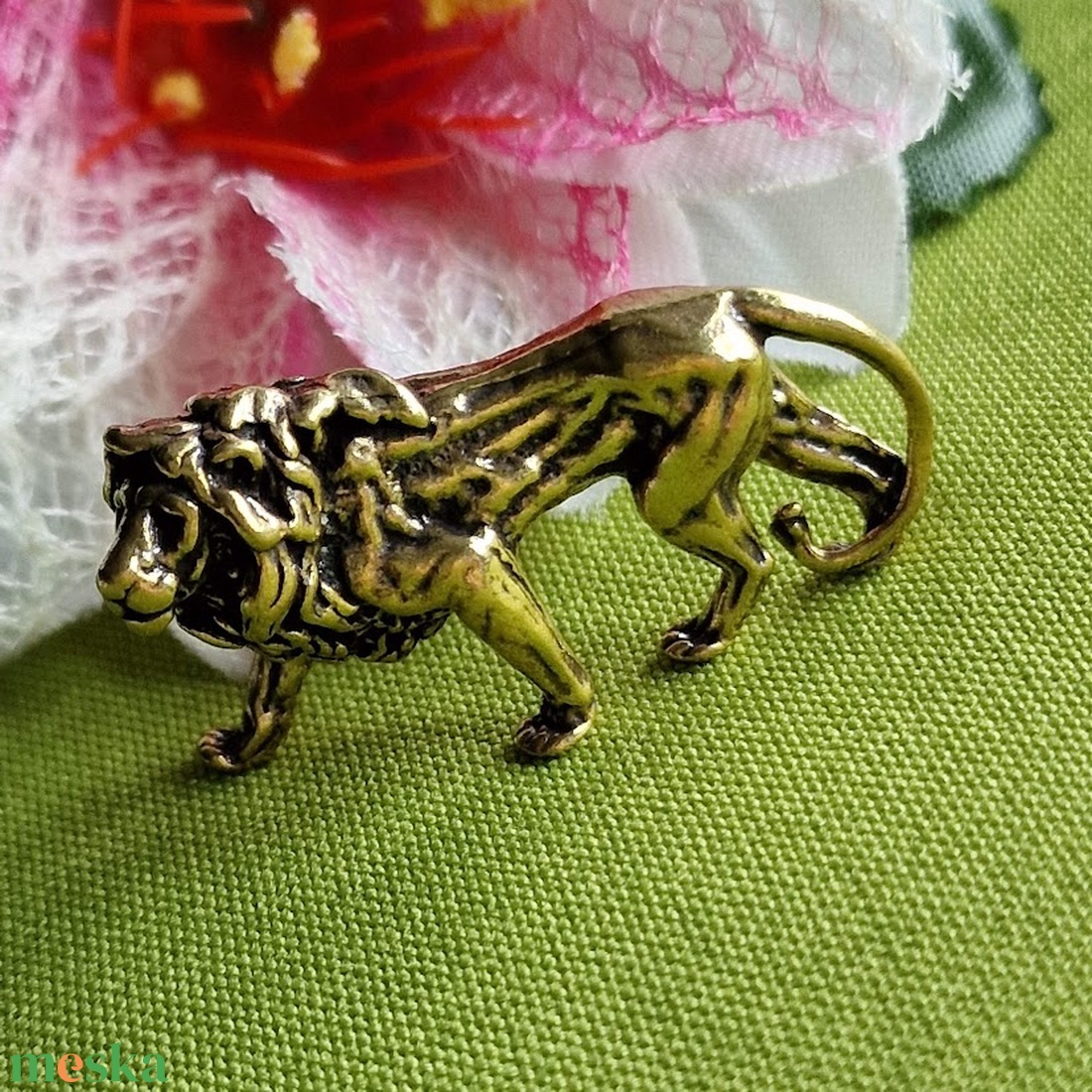 Bross, Kitűző BRO274 - Antik hatású arany színű oroszlán szobor 42x24mm akciós termékkép 1
