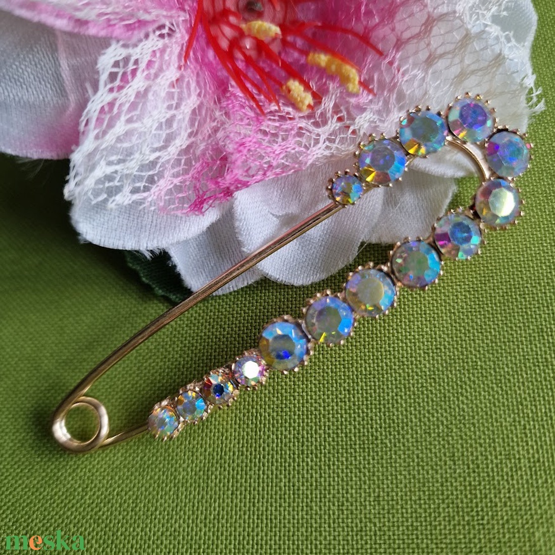 Kitűző, bross BRO293 - Strasszköves színjátszós biztosítótű 74x21mm - ékszer - kitűző és bross - kitűző - Meska.hu Kitűző, bross BRO293 - Strasszköves színjátszós biztosítótű 74x21mm - ékszer - kitűző és bross - kitűző - Meska.hu