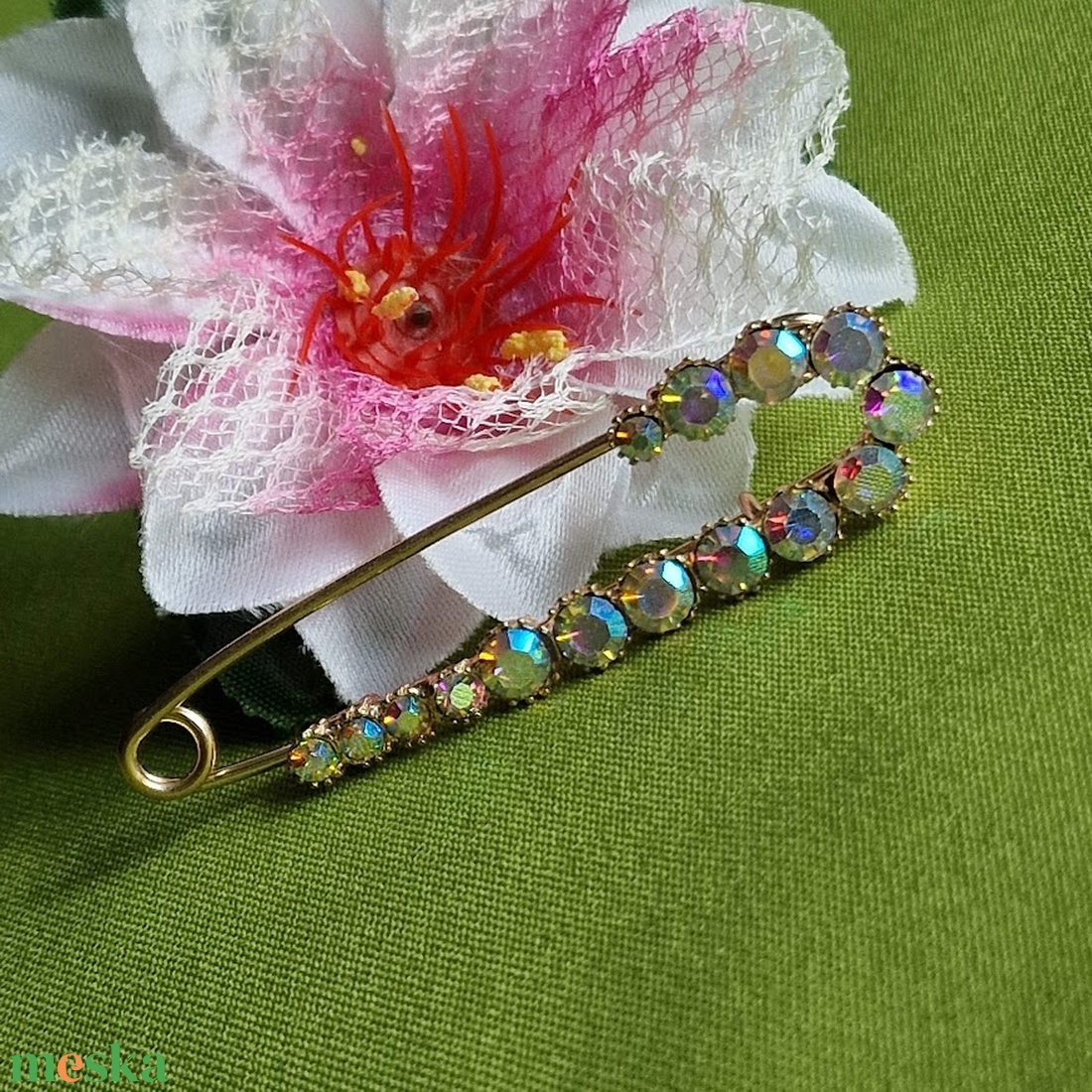 Kitűző, bross BRO293 - Strasszköves színjátszós biztosítótű 74x21mm - ékszer - kitűző és bross - kitűző - Meska.hu Kitűző, bross BRO293 - Strasszköves színjátszós biztosítótű 74x21mm - ékszer - kitűző és bross - kitűző - Meska.hu