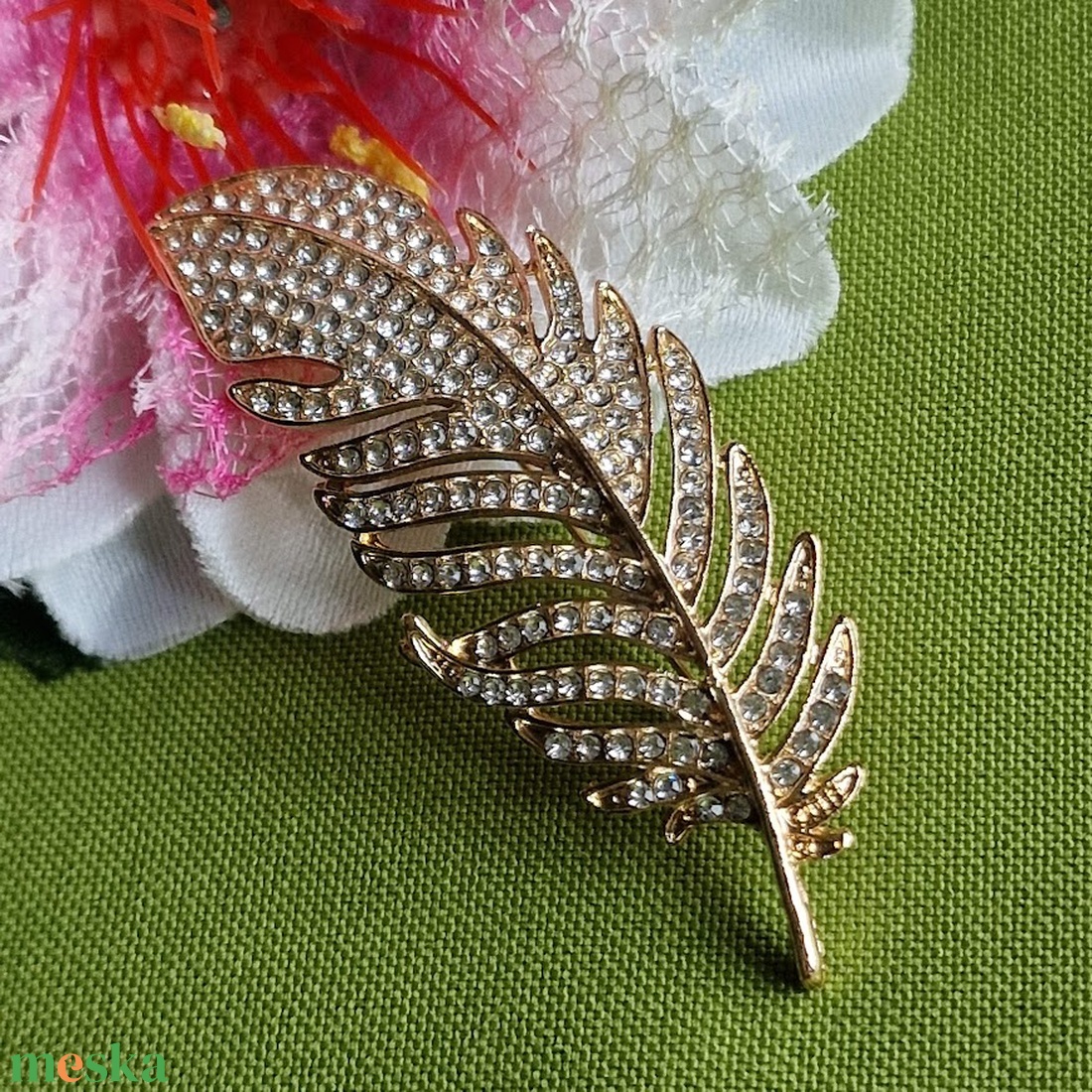 Kitűző, bross BRO295 - Strasszköves arany színű toll 65x28mm akciós termékkép 1