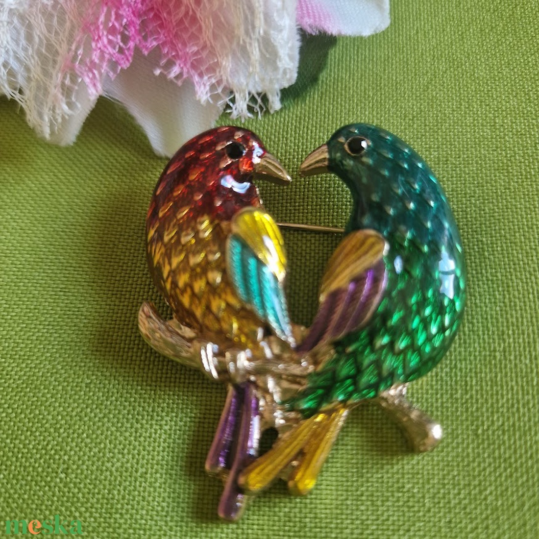 Kitűző, bross BRO297 - Arany és zöld papagáj pár 40x50mm - ékszer - kitűző és bross - kitűző - Meska.hu Kitűző, bross BRO297 - Arany és zöld papagáj pár 40x50mm - ékszer - kitűző és bross - kitűző - Meska.hu