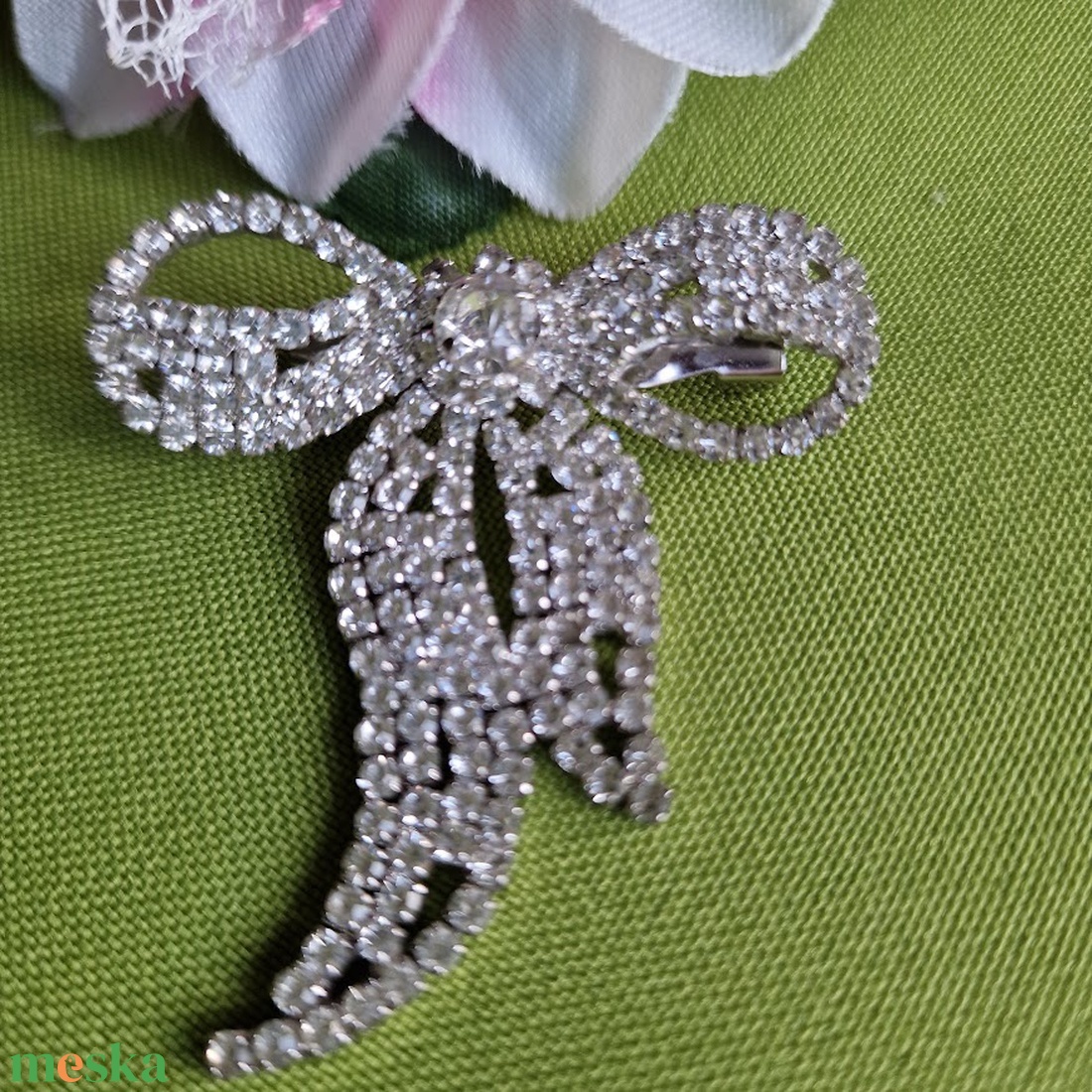 Kitűző, bross BRO302 - Strasszköves masni melltű 47x52mm akciós termékkép 1