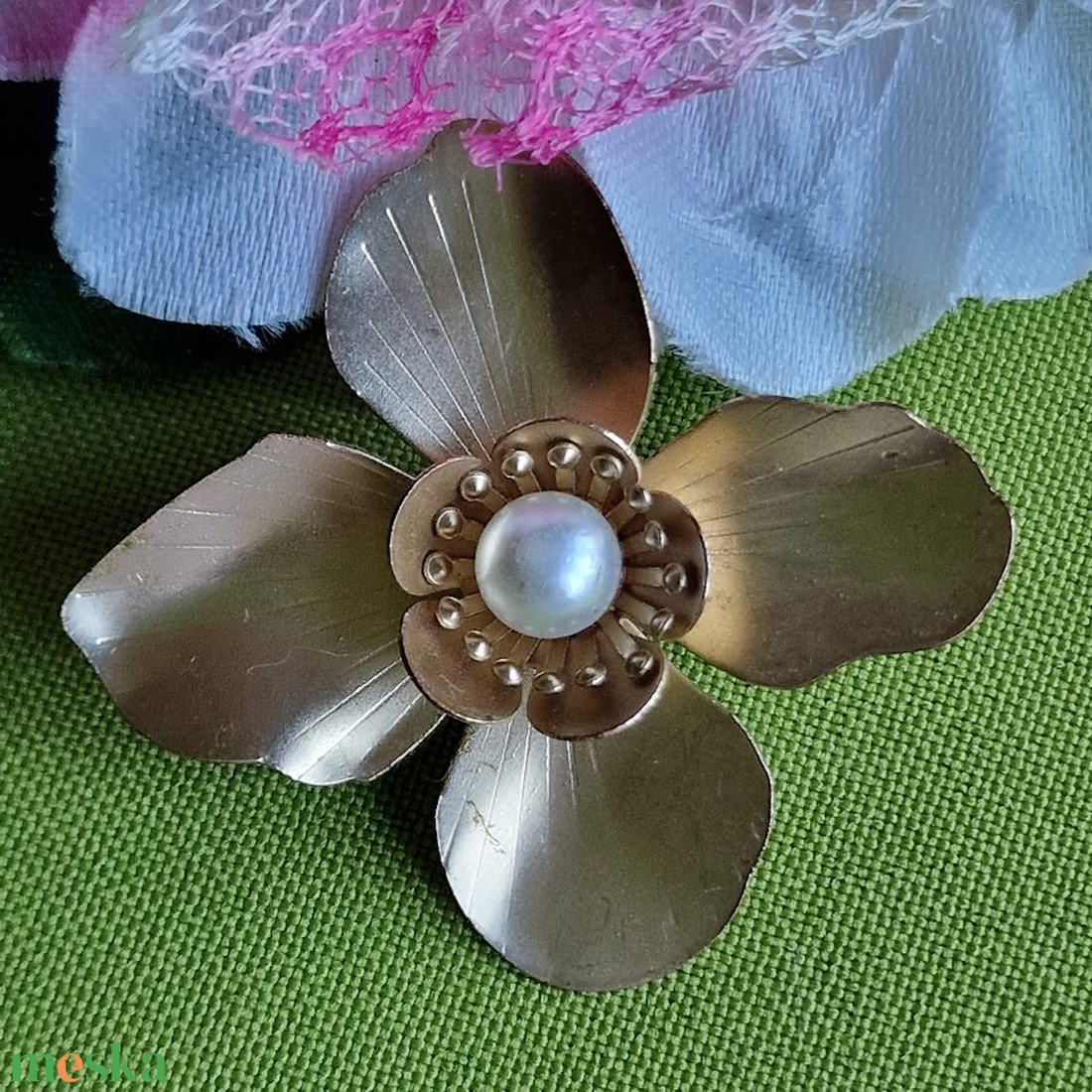 Kitűző, bross BRO303 - Arany színű gyöngyös virág 47x43mm akciós termékkép 1