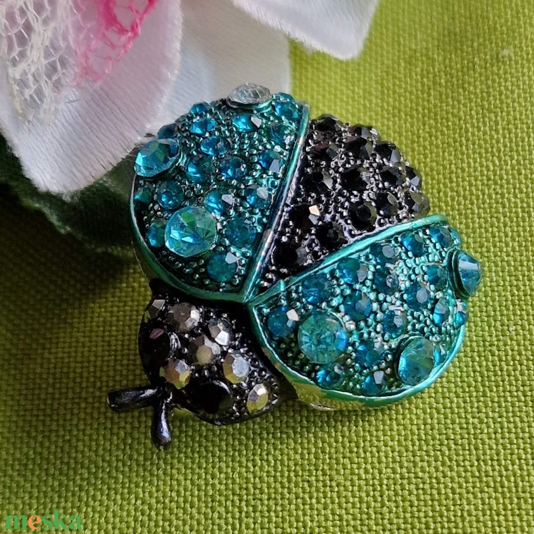 Kitűző, bross BRO306 - Strasszköves katicabogár 37x37mm - ékszer - kitűző és bross - kitűző - Meska.hu