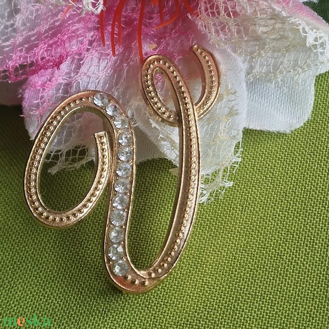 Kitűző, bross BRO317 - Strasszköves V betű arany színű alapon 40x45mm - ékszer - kitűző és bross - kitűző - Meska.hu Kitűző, bross BRO317 - Strasszköves V betű arany színű alapon 40x45mm - ékszer - kitűző és bross - kitűző - Meska.hu