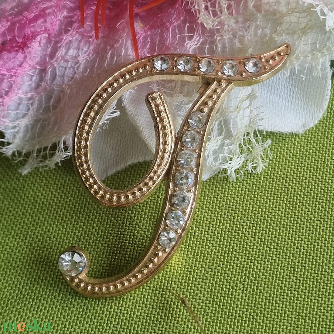 Kitűző, bross BRO316181920 - Strasszköves H, F, T, P betűK arany színű alapon  - ékszer - kitűző és bross - Meska.hu