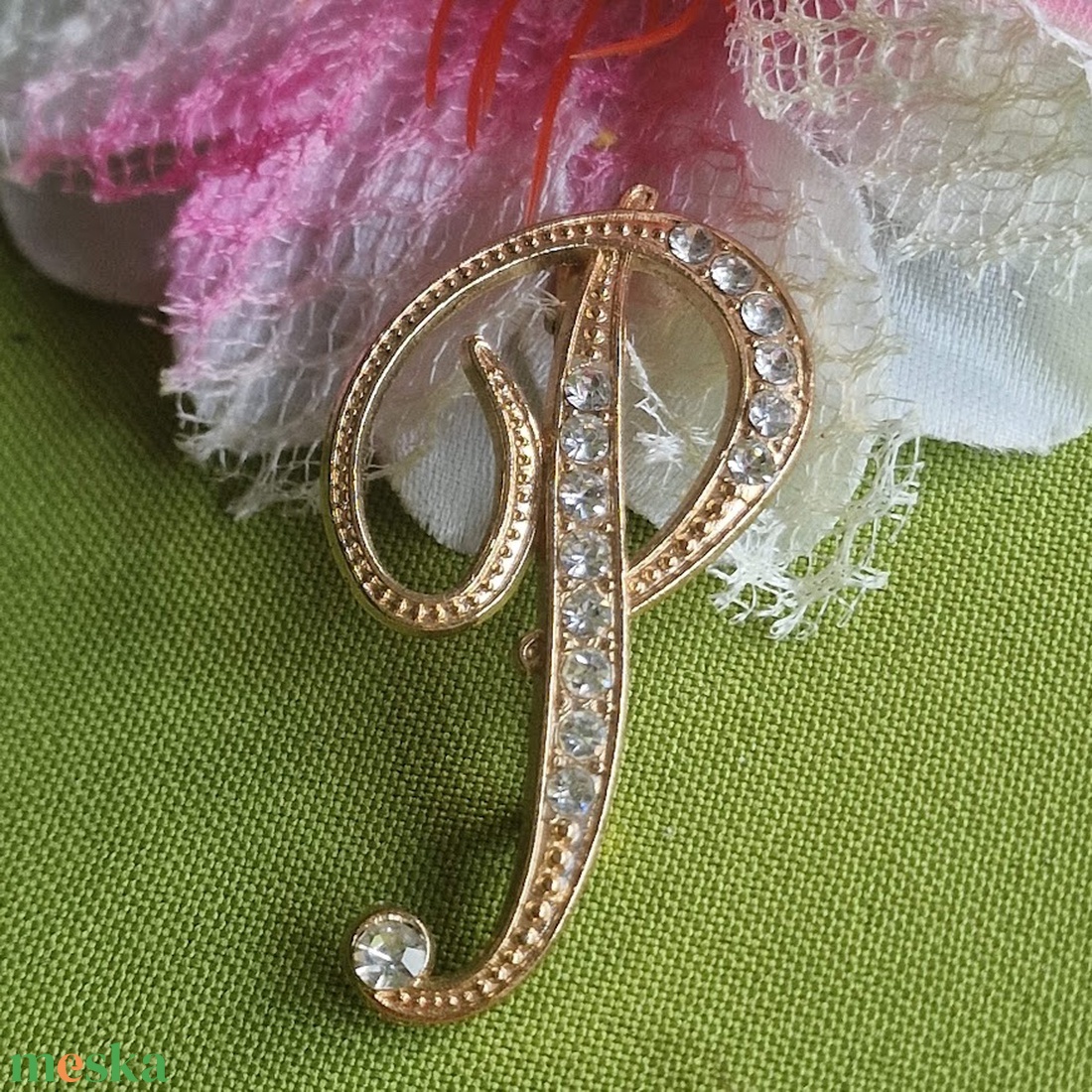 Kitűző, bross BRO316181920 - Strasszköves H, F, T, P betűK arany színű alapon  - ékszer - kitűző és bross - Meska.hu