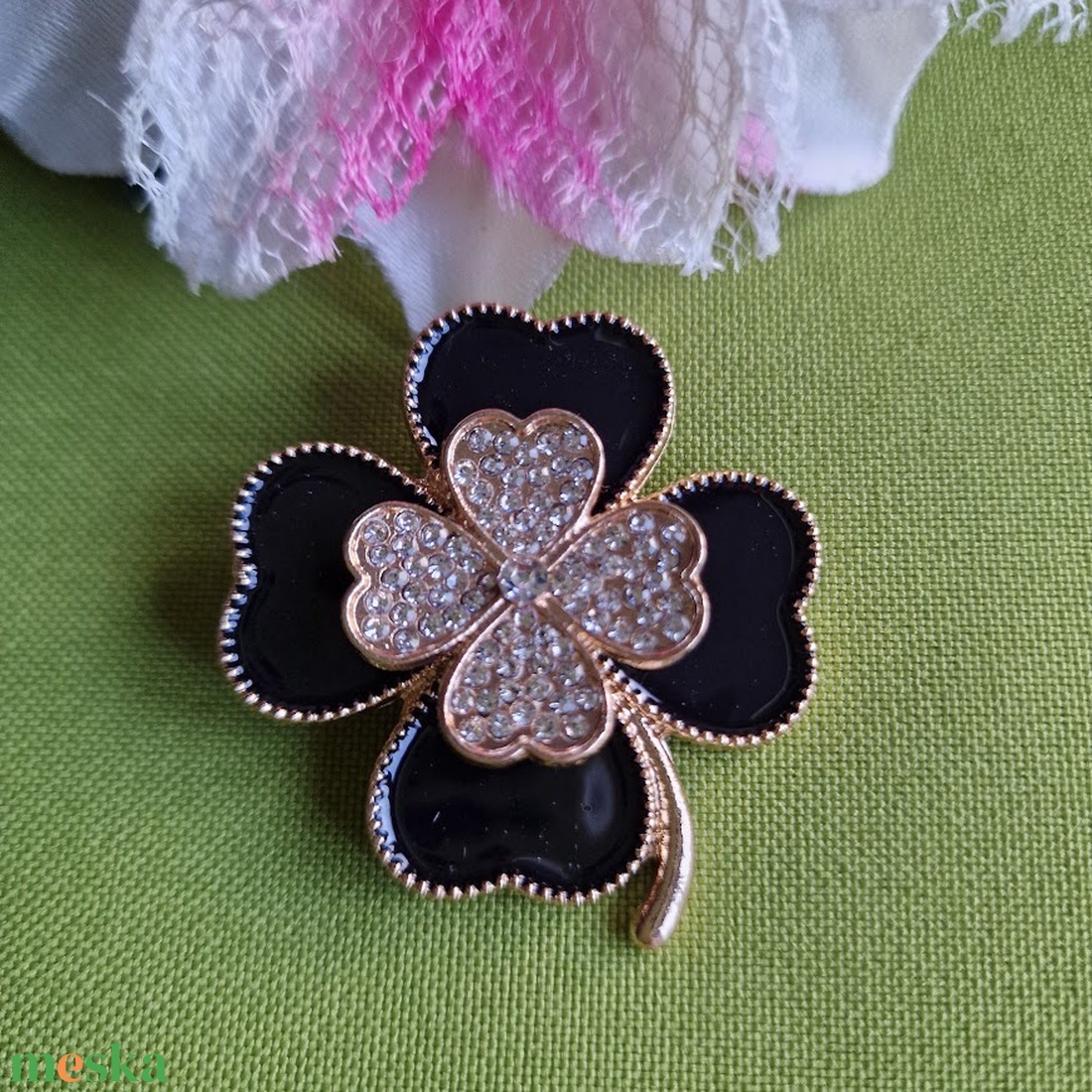 Kitűző, bross BRO331 - Tűzzománcos, Strasszköves LÓHERE 38x41mm akciós termékkép 1