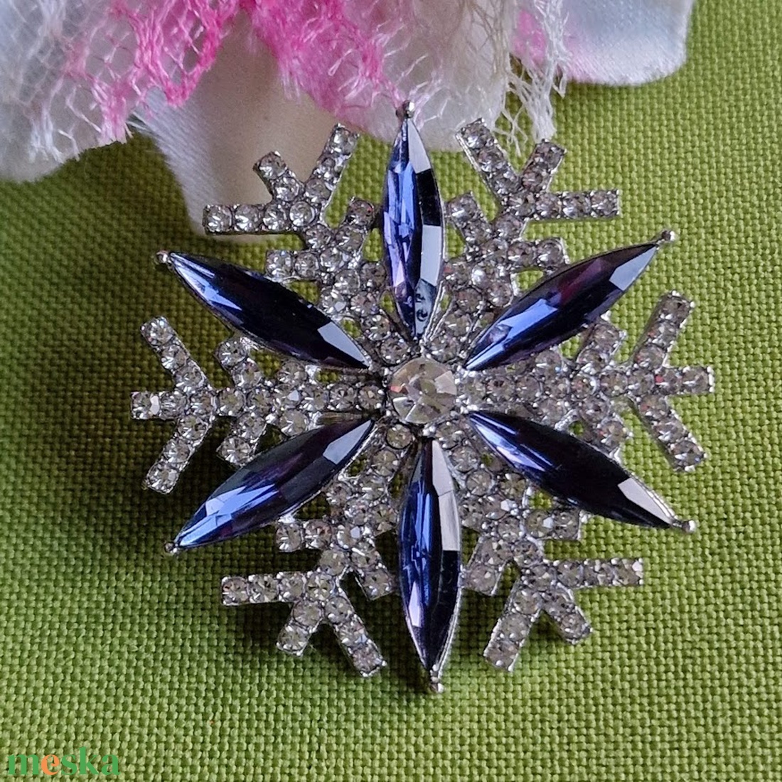 Kitűző, bross BRO332 - Strasszköves hókristály hópehely kék kövekkel 40mm akciós termékkép 1