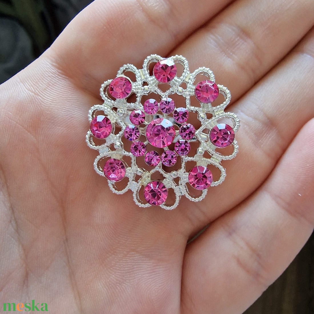Kitűző, bross BRO47 - strasszos szívecskék 30mm - rózsaszín - ékszer - kitűző és bross - kitűző - Meska.hu Kitűző, bross BRO47 - strasszos szívecskék 30mm - rózsaszín - ékszer - kitűző és bross - kitűző - Meska.hu