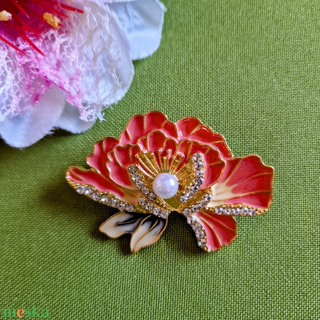 Kitűző, bross BRO334 - Strasszköves, gyöngyös bazsarózsa 50x35mm akciós termékkép 1
