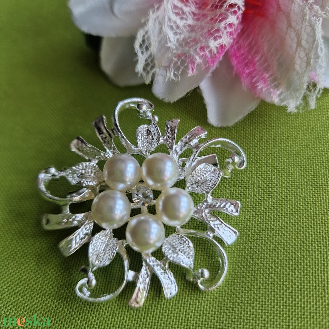 Kitűző, bross BRO106 - 45mm-es gyöngyös levél mintás penta alakú - ékszer - kitűző és bross - kitűző - Meska.hu