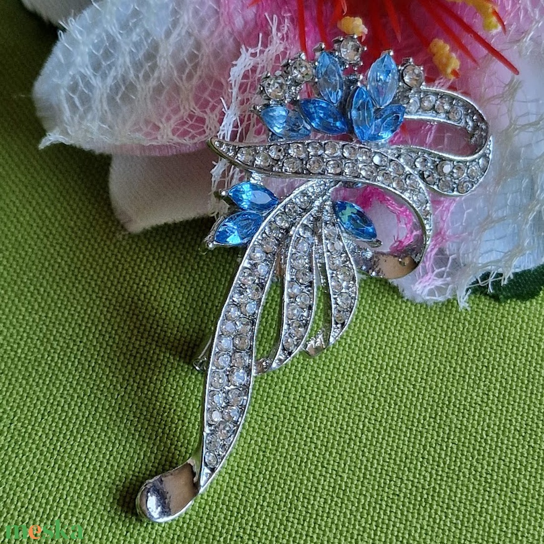 Kitűző, bross BRO272 - Kék kristályköves virág szalaggal 32x57mm - ékszer - kitűző és bross - kitűző - Meska.hu Kitűző, bross BRO272 - Kék kristályköves virág szalaggal 32x57mm - ékszer - kitűző és bross - kitűző - Meska.hu
