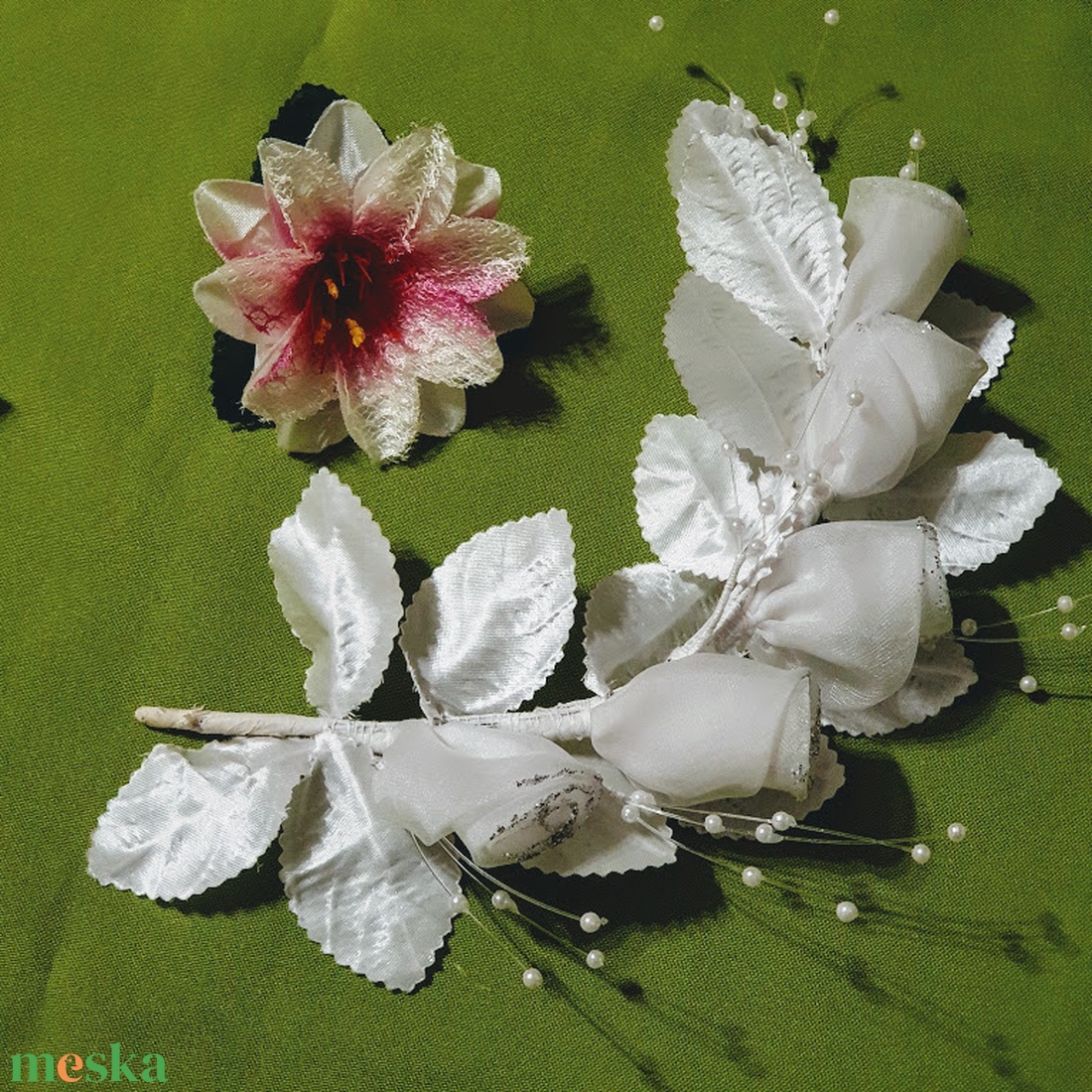 ESKÜVŐ HAD123 Menyasszonyi hajkoszorú rezgővel, glitteres organza rózsával - esküvő - hajdísz - kontydísz & hajdísz - Meska.hu ESKÜVŐ HAD123 Menyasszonyi hajkoszorú rezgővel, glitteres organza rózsával - esküvő - hajdísz - kontydísz & hajdísz - Meska.hu