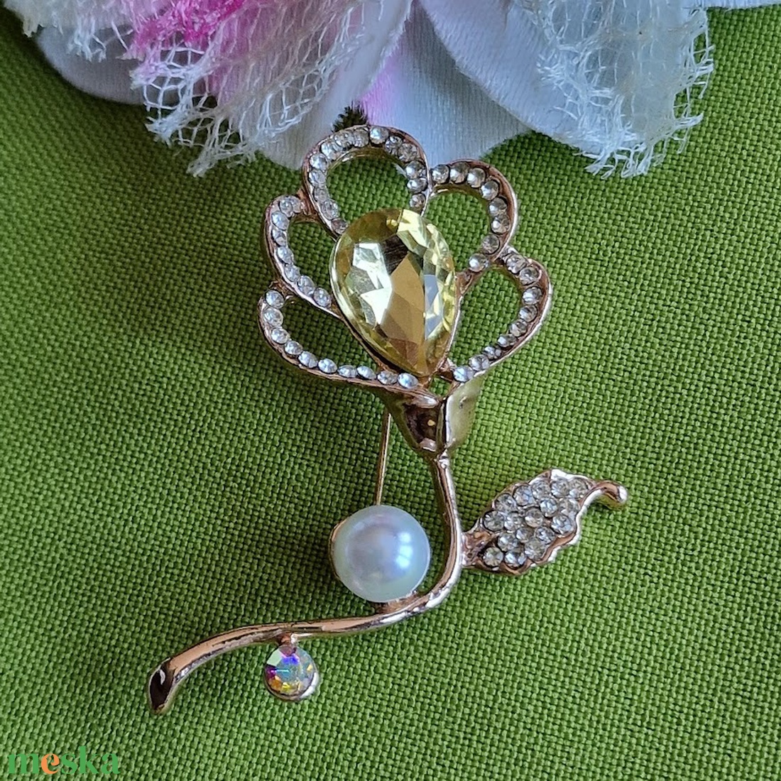 Kitűző, bross BRO354 - Kristályköves, strsszos, gyöngyös 38x50mm - ékszer - kitűző és bross - kitűző - Meska.hu Kitűző, bross BRO354 - Kristályköves, strsszos, gyöngyös 38x50mm - ékszer - kitűző és bross - kitűző - Meska.hu