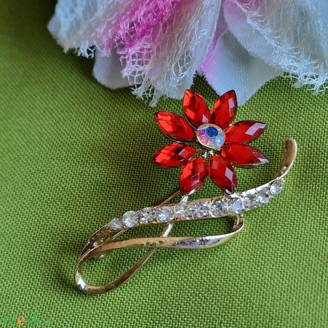 Kitűző, bross BRO356 - Piros virág strasszos levéllel 31x53mm - ékszer - kitűző és bross - kitűző - Meska.hu Kitűző, bross BRO356 - Piros virág strasszos levéllel 31x53mm - ékszer - kitűző és bross - kitűző - Meska.hu