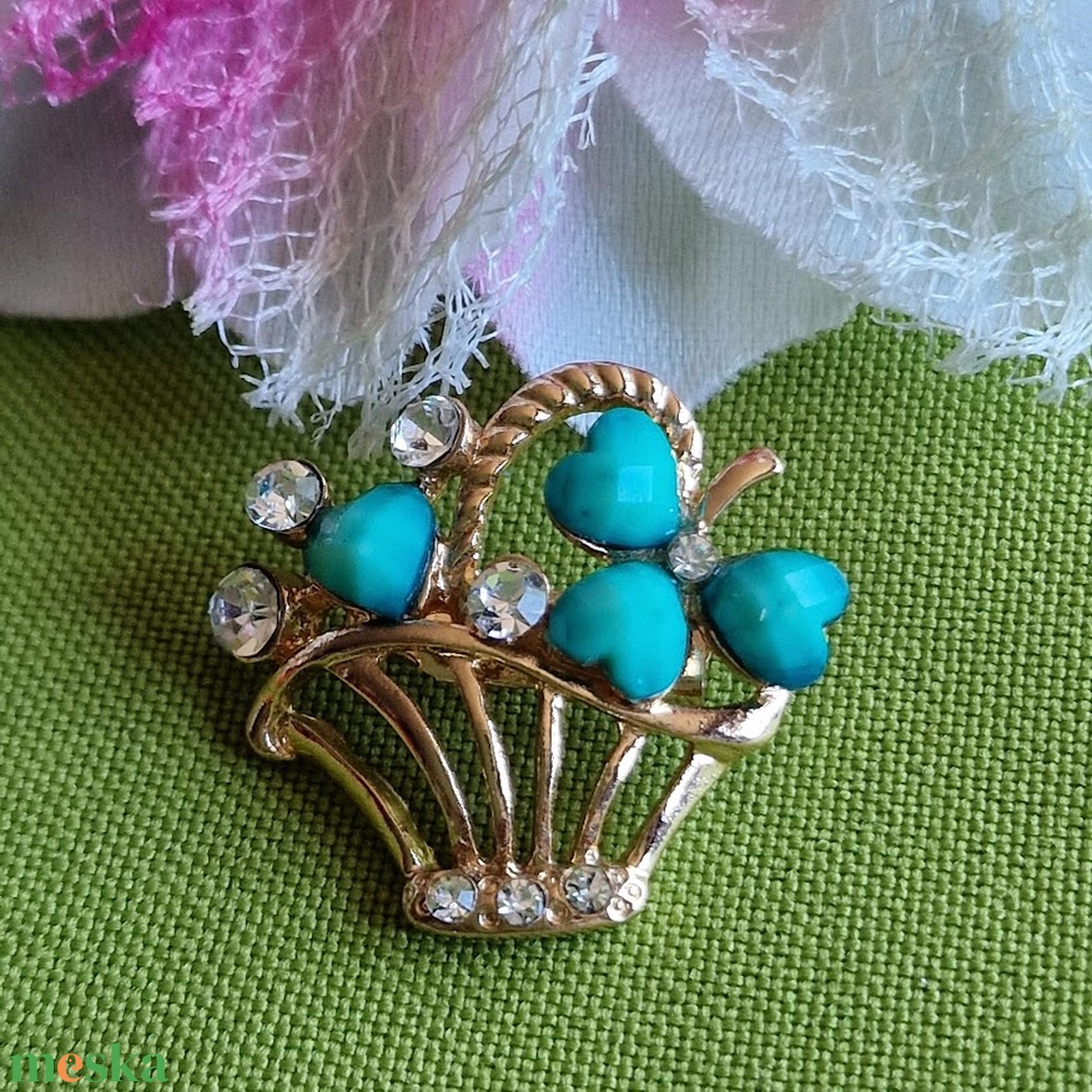 Kitűző, bross BRO369 - Türkizkék lóhere kosárban 28x25mm - ékszer - kitűző és bross - kitűző - Meska.hu Kitűző, bross BRO369 - Türkizkék lóhere kosárban 28x25mm - ékszer - kitűző és bross - kitűző - Meska.hu