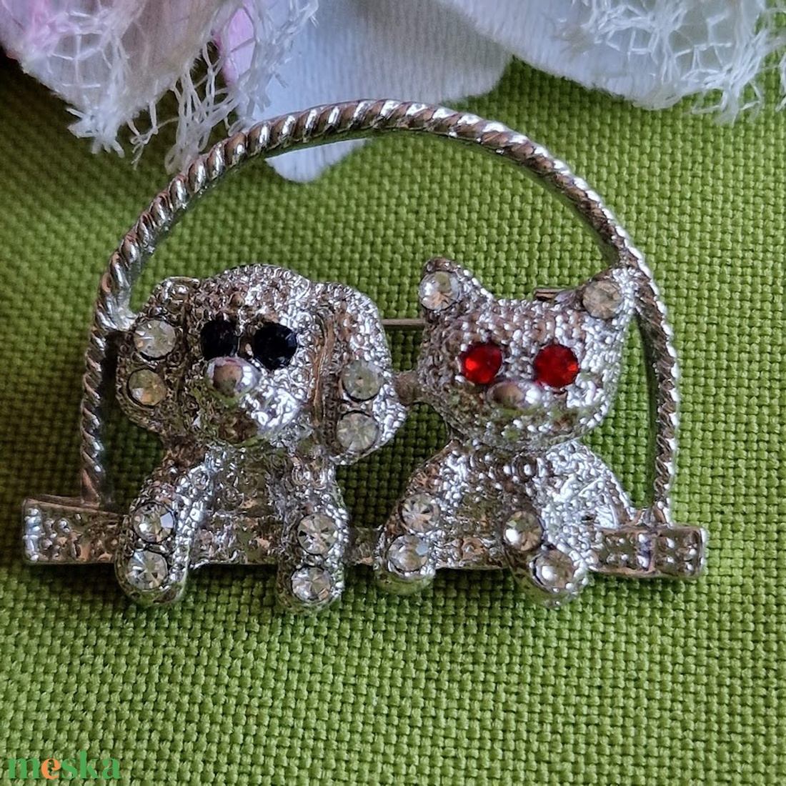 Kitűző, bross BRO365 - Ezüst színű kutya és macska 35x27mm akciós termékkép 1