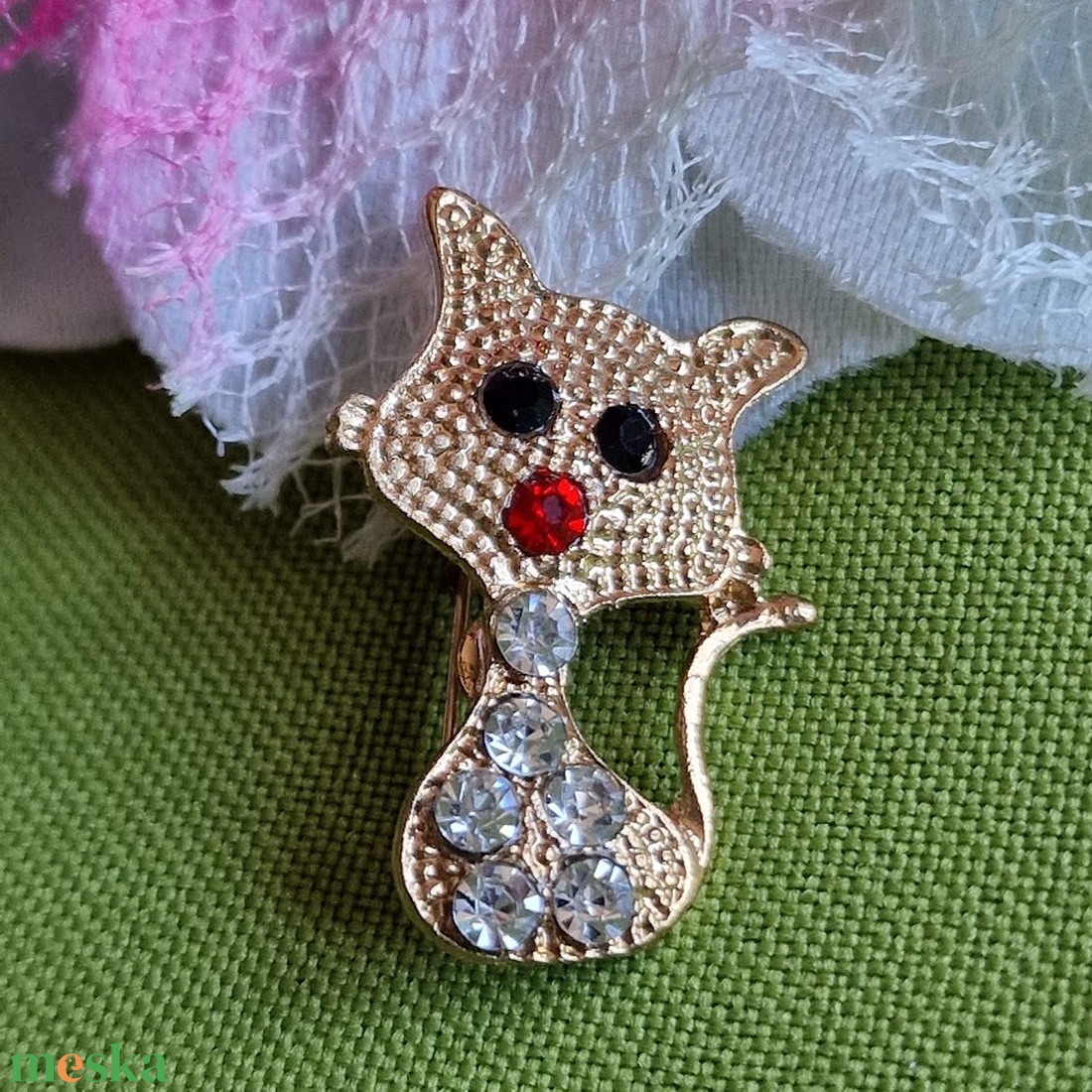 Kitűző, bross BRO366 - Strasszos cica melltű 20x29mm - ékszer - kitűző és bross - kitűző - Meska.hu Kitűző, bross BRO366 - Strasszos cica melltű 20x29mm - ékszer - kitűző és bross - kitűző - Meska.hu