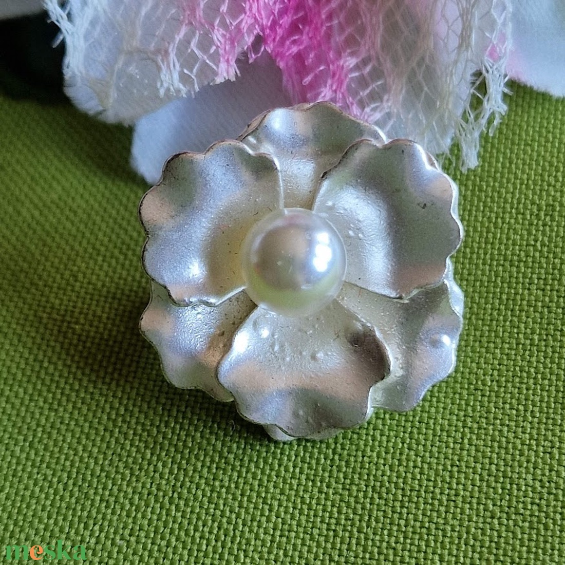 Kitűző, bross BRO374 - Ezüst színű gyöngyös virág melltű 27mm - ékszer - kitűző és bross - kitűző - Meska.hu Kitűző, bross BRO374 - Ezüst színű gyöngyös virág melltű 27mm - ékszer - kitűző és bross - kitűző - Meska.hu
