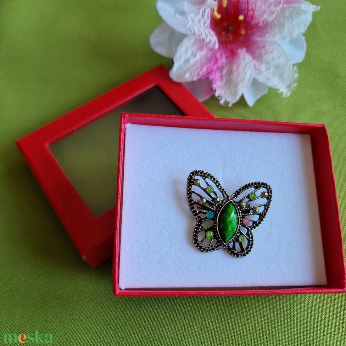 Kitűző, bross BRO376 - Antik hatású köves pillangó DÍSZDOBOZBAN 30x30mm akciós termékkép 1