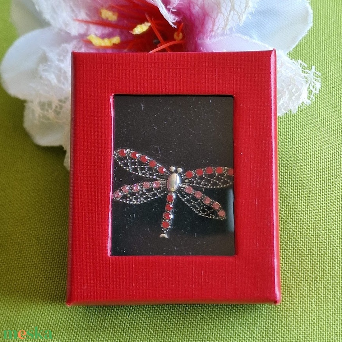 Kitűző, bross BRO377 - Fekete és piros strasszos szitakötö DÍSZDOBOZBAN 35x20mm - ékszer - kitűző és bross - kitűző - Meska.hu Kitűző, bross BRO377 - Fekete és piros strasszos szitakötö DÍSZDOBOZBAN 35x20mm - ékszer - kitűző és bross - kitűző - Meska.hu