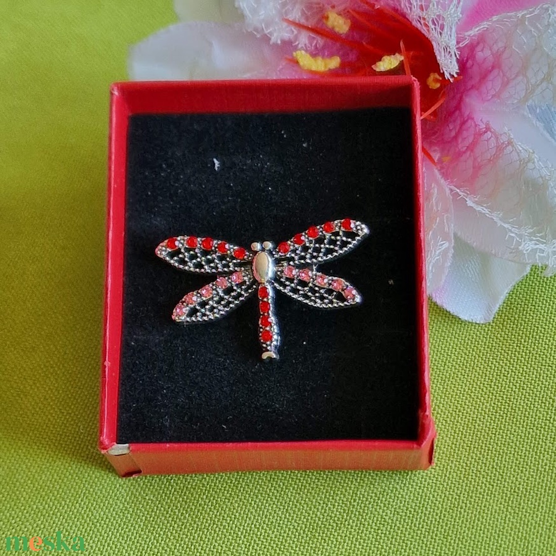 Kitűző, bross BRO377 - Fekete és piros strasszos szitakötö DÍSZDOBOZBAN 35x20mm - ékszer - kitűző és bross - kitűző - Meska.hu Kitűző, bross BRO377 - Fekete és piros strasszos szitakötö DÍSZDOBOZBAN 35x20mm - ékszer - kitűző és bross - kitűző - Meska.hu