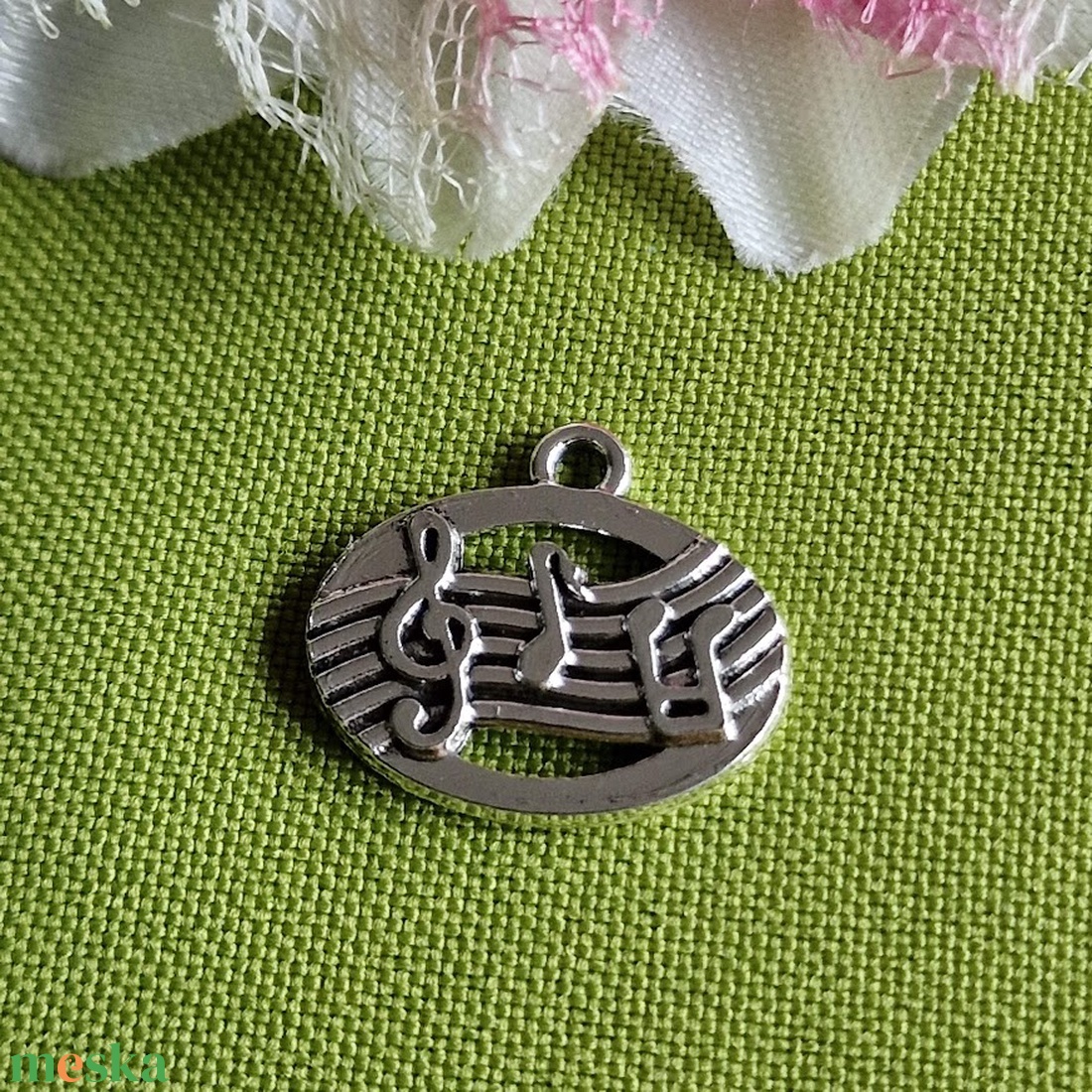 MED105 - Ezüst színű zenész medál 21x18mm  dallam - kellékek & szerszámok - ékszerkellék - charmok - Meska.hu