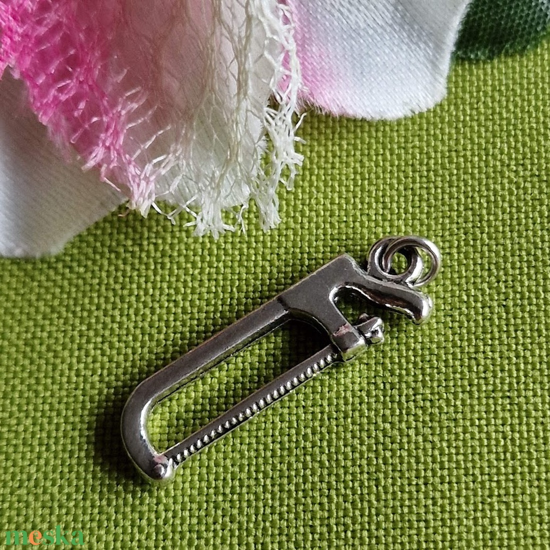 MED114 - Ezüst színű barkács medál 26x8mm - kézifűrész - kellékek & szerszámok - ékszerkellék - charmok - Meska.hu MED114 - Ezüst színű barkács medál 26x8mm - kézifűrész - kellékek & szerszámok - ékszerkellék - charmok - Meska.hu