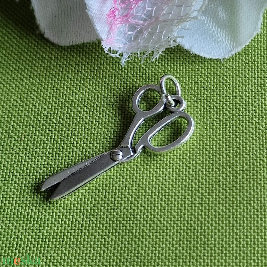 MED33 - Ezüst színű szabó-varró medál 13x30mm 1. Szabóolló - kellékek & szerszámok - ékszerkellék - charmok - Meska.hu MED33 - Ezüst színű szabó-varró medál 13x30mm 1. Szabóolló - kellékek & szerszámok - ékszerkellék - charmok - Meska.hu